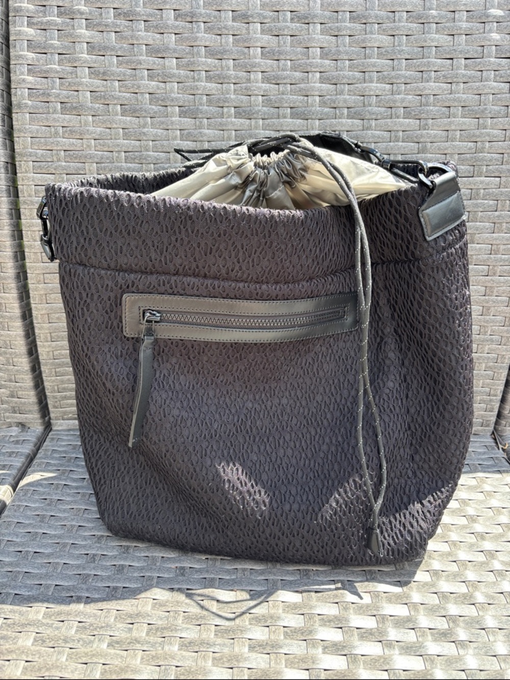 Transience Swing Bag Drawstring Tote Bag in Black